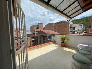 balcón con vistas a la ciudad en Apartamento en San Gil con parqueadero privado en San Gil
