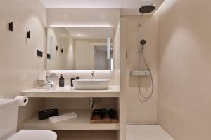 A bathroom at RAMBLA POBLENOU Luxury Még 30 kép