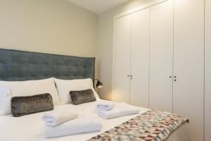A bed or beds in a room at RAMBLA POBLENOU Luxury
