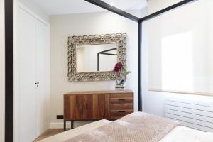 A bed or beds in a room at RAMBLA POBLENOU Luxury