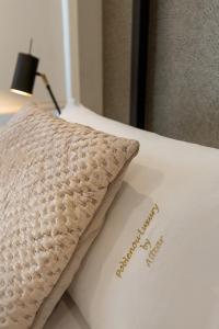 A bed or beds in a room at RAMBLA POBLENOU Luxury