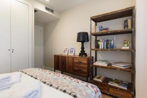A bed or beds in a room at RAMBLA POBLENOU Luxury