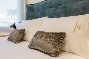 A bed or beds in a room at RAMBLA POBLENOU Luxury