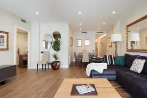 A seating area at RAMBLA POBLENOU Luxury
