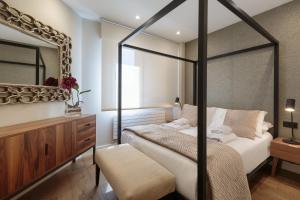 A bed or beds in a room at RAMBLA POBLENOU Luxury