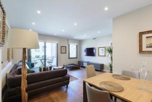 A seating area at RAMBLA POBLENOU Luxury