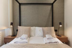 A bed or beds in a room at RAMBLA POBLENOU Luxury
