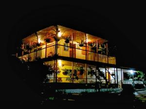 un edificio con plantas en un balcón por la noche en Parque Bioflora, en Dosquebradas