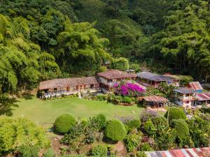 Dosquebradas的住宿－Parque Bioflora，享有花园房屋的空中景致