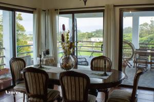 een eetkamer met een tafel en stoelen bij Casa das Hortências by Azoresrent in Farroupo