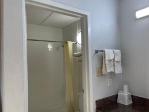 baño con ducha y puerta de cristal en Motel 6 Stockbridge GA Hwy 138 W, en Stockbridge