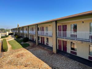 una fila de edificios de apartamentos con balcones. en Motel 6 Stockbridge GA Hwy 138 W, en Stockbridge