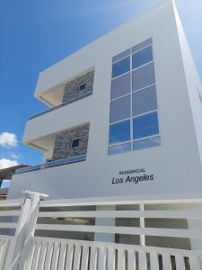 ein weißes Gebäude mit der Aufschrift Los Angeles in der Unterkunft Apartamento LION in João Pessoa + 28 Fotos