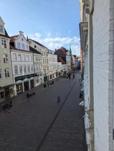 una calle vacía en una ciudad con edificios en Flensburg Zentrum 10 VH 2OG R en Flensburg