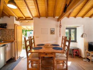 een keuken en eetkamer met een houten tafel en stoelen bij Casa da Júlia - Ermelo Parque Natural Alvão 