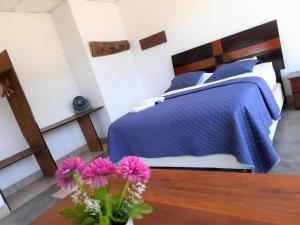 سرير أو أسرّة في غرفة في Hotel Rupa Rupa