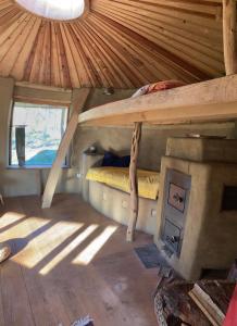 Zimmer im Dachgeschoss mit einem Bett und einem Kamin in der Unterkunft Lehmhaus in Templin