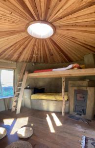 Zimmer mit einem Etagenbett in einer Holzdecke in der Unterkunft Lehmhaus in Templin