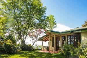Madulkele的住宿－Hatale Mini World's End Bungalow，院子里有树的房子