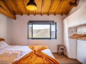 - une chambre avec un lit et une fenêtre dans l'établissement Casa da Júlia - Ermelo Parque Natural Alvão, 
