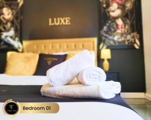 - une chambre d'hôtel avec 2 lits et des serviettes sur le lit dans l'établissement Nr Birmingham City Centre, 5 Bed, Luxe Inn, à Birmingham