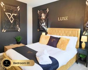 - une chambre avec un lit doté d'oreillers blancs et or dans l'établissement Nr Birmingham City Centre, 5 Bed, Luxe Inn, à Birmingham