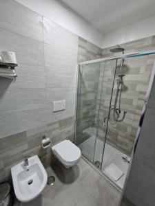 A bathroom at B&B HERCULANEUM RUINS