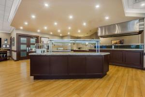 Una cocina o zona de cocina en Best Western Brantford Hotel and Conference Centre