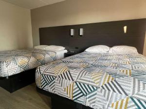 a hotel room with two beds in a room at Motel 6 Stockbridge GA Hwy 138 W in Stockbridge