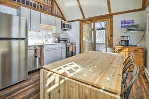 صورة لـ Hot Tub and Resort Amenities Pocono Lake Retreat! في Pocono Lake