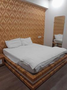 Postel nebo postele na pokoji v ubytování Hotel O Shubkamna