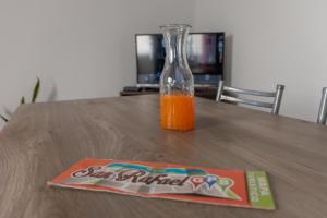 uma bebida de laranja numa garrafa numa mesa em Departamentos Brown em San Rafael