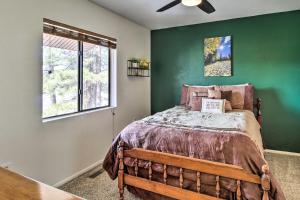 1 dormitorio con 1 cama con pared verde en Peaceful Nutrioso Cabin Retreat with Fire Pit!, en Nutrioso