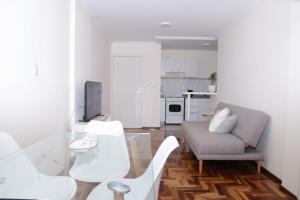 een woonkamer met een bank en een tafel en stoelen bij Parana 540 - Nueva Córdoba in Cordoba