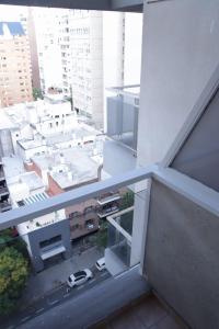 Blick auf die Stadt vom Balkon eines Gebäudes in der Unterkunft Parana 540 - Nueva Córdoba in Cordoba