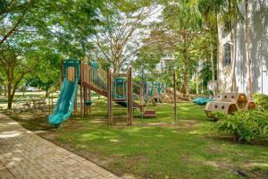Laguna Lake House - Private Pool - King Bed - Sleeps 14 في بلايا بلانكا: ملعب مع زحليقة في حديقة