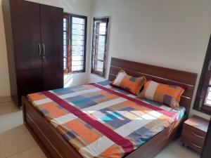 Ένα ή περισσότερα κρεβάτια σε δωμάτιο στο OYO Hotel Crowne Plaza