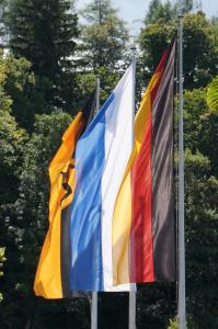 フュッセンにあるホテル ヤコブの二つの旗が並んで飛んでいる