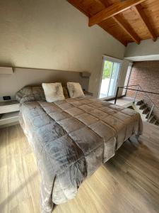 - une chambre avec un grand lit dans l'établissement DelViento Cabañas, à Las Rabonas