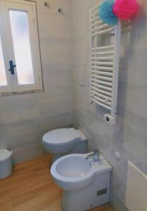Un baño blanco con inodoro y lavabo. en Cetara Sunny House, en Cetara 8 fotos más