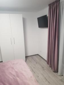 TV a/nebo společenská místnost v ubytování GREY VILLAS