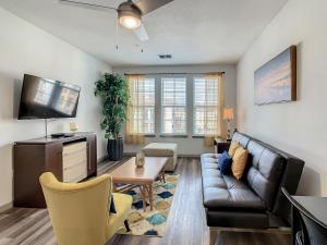 Μια τηλεόραση ή/και κέντρο ψυχαγωγίας στο Large Apartment, Close To Disney