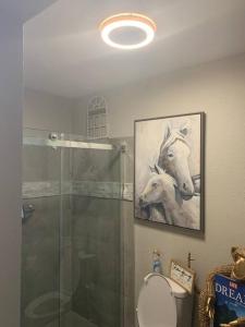 Et badeværelse på Spacious Parking Cozy 2 Bedroom Cottage House with plenty parking