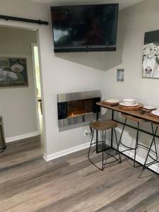 Et tv og/eller underholdning på Spacious Parking Cozy 2 Bedroom Cottage House with plenty parking