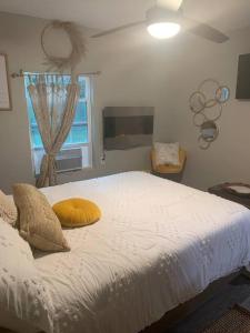 Säng eller sängar i ett rum på Spacious Parking Cozy 2 Bedroom Cottage House with plenty parking