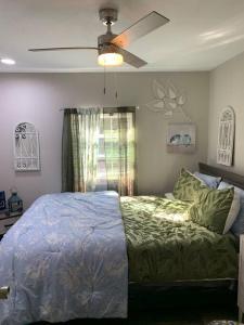 En eller flere senge i et værelse på Spacious Parking Cozy 2 Bedroom Cottage House with plenty parking