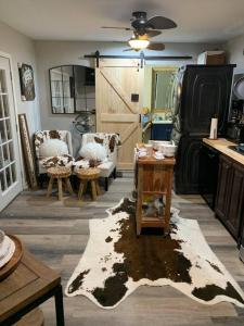 Køkken eller tekøkken på Spacious Parking Cozy 2 Bedroom Cottage House with plenty parking + 12 billeder