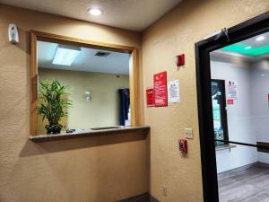 uma porta para uma sala de espera com um vaso de planta em Express Inn Hobby Airport em Houston
