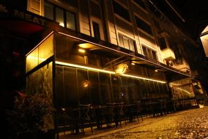 un bâtiment avec des tables et des chaises à l'extérieur la nuit dans l'établissement Hanchi Hostel, à Istanbul