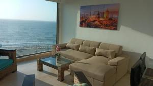 Luxury apartment in Morros - Cartagena de Indias في كارتاهينا دي اندياس: غرفة معيشة مع أريكة وإطلالة على المحيط